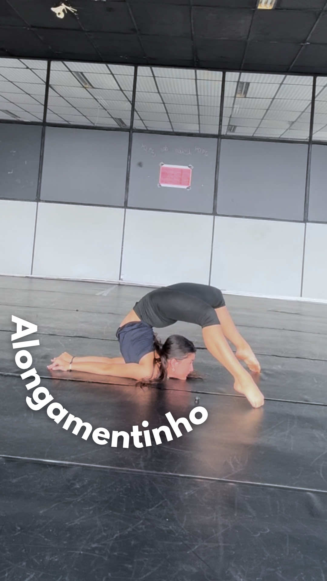 Voltando a seguir meu cronograma de alongamento por aquiii ☝🏻☝🏻☝🏻