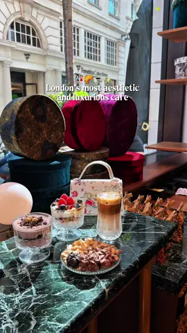 The dreamiest cafe vibe in London 👀✨ ad @carpo #carpopiccadilly #carpolondon #londoncafes #cafevibes #icedcoffee 