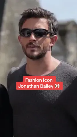 Jonathan Bailey revealed more than just the new Jurassic World movie this week 👀 #jonathanbailey #fashion #actor #jurassicpark #newmovie #flipflops 