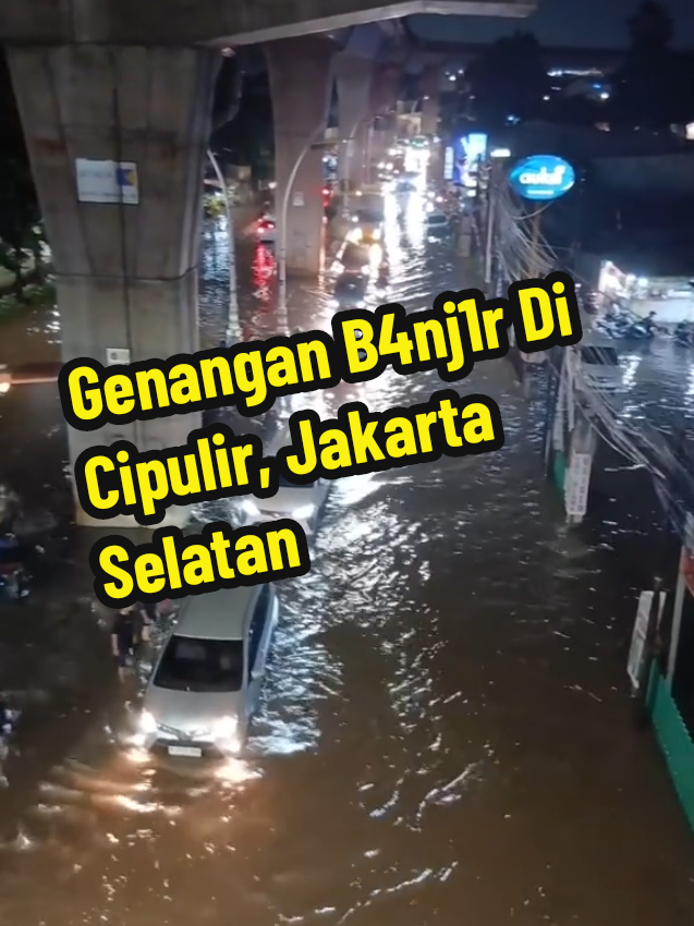 Selasa, 17 Juni 2025, dilaporkan adanya genangan b4nj1r setelah hujan lebat di Cipulir, Kebayoran Lama, Jakarta Selatan. Mohon berhati-hati dalam berkendara. #cipulir  ----- Ikuti akun kami untuk update informasi terkini Jakarta dan sekitarnya ----- 📹 : ig via bocah.mv