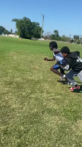The boyz almost ready for the season it’s the time to grind 👌🏾🏃🏾‍♂️💨#VSmithTraining #pahokeefootball #SummerSpecial #popwarnerfootball 