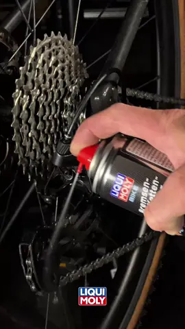 Sauberes Bike, starke Performance. 🚲 Bremsen- und Kettenpflege wie ein Champion mit @oliver.widmann. 🤩🙌 #liquimoly #liquimolyworldwide #bike #chain #brake #care #cleaning #oliverwidmann #oil #additives