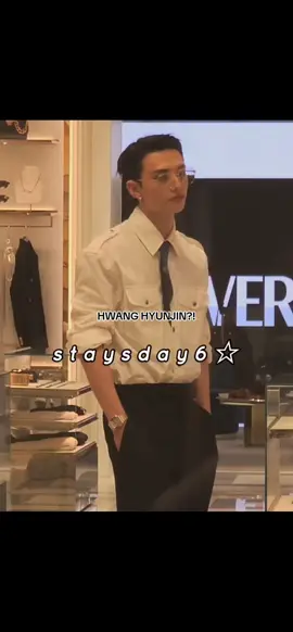 hyunjin today at new york versace store. #hwanghyunjin #hyunjin #hyunjinedit #hyunjinskz #hyunjinstraykids #straykids #skzfyp #viral #perte #fyp 