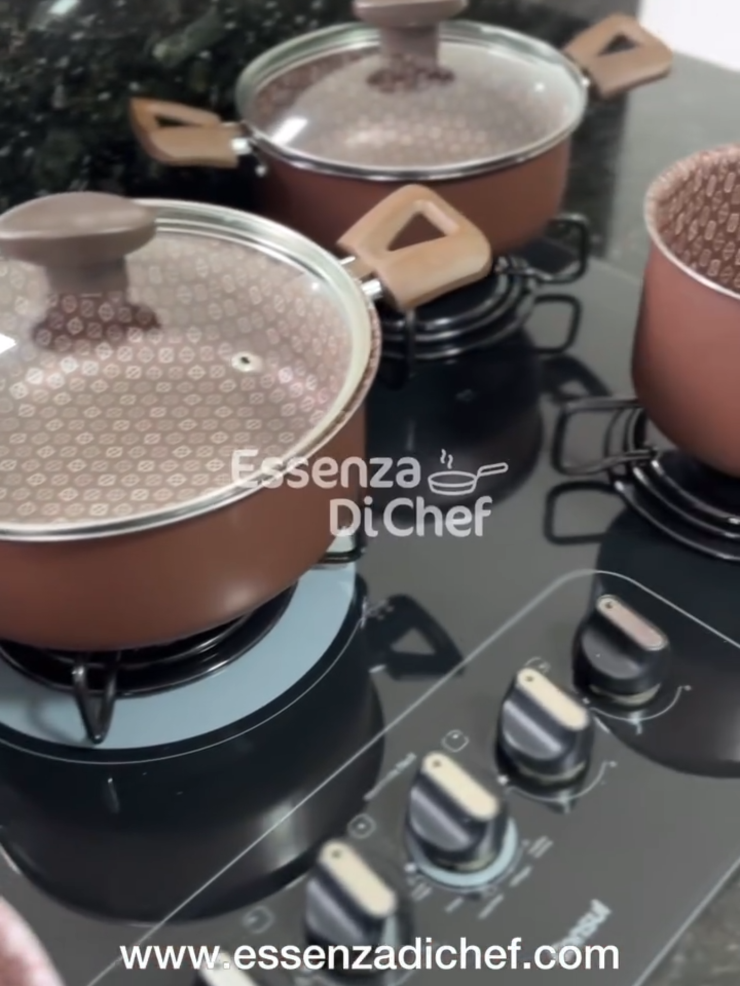 O Jogo de Panelas Firenze Marrom Desenhado é a escolha ideal para quem busca praticidade, sofisticação e ótimo custo-benefício. 🍳 O conjunto é composto por 10 peças, incluindo 3 utensílios essenciais para facilitar a sua rotina na cozinha. Conta com fundo estampado e revestimento em teflon antiaderente, que torna o preparo dos alimentos e a limpeza muito mais fáceis. E para completar, as tampas de vidro temperado oferecem mais segurança e praticidade no dia a dia. Garanta o seu agora mesmo em nosso site! Link na bio. ⬆ #EssenzadiChef #jogodepanelas #panelas #culinária #Firenze