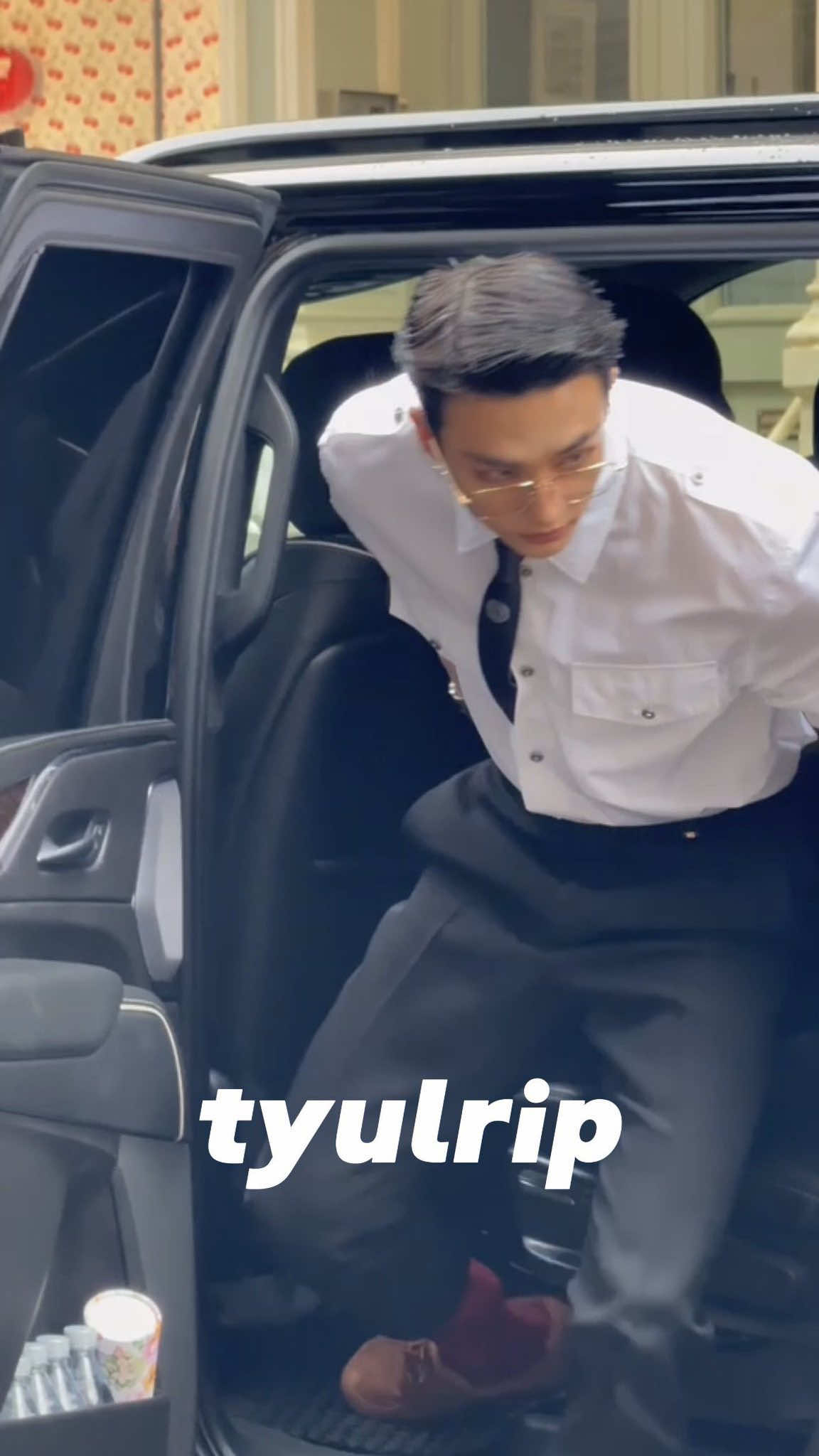 Hyunjin Versace NYC  Cr: Azz_inoth twitter #hwanghyunjin #hyunjin #princeversacehyunjin #hyunjinsprettyface #hyunjinversace 