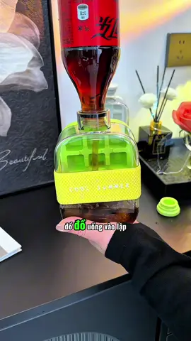 Vừa là khay đá vừa là bình nước. Thiết kế hai trong một rất tiện lợi khi sử dụng, toàn bộ quá trình không làm bẩn tay bạn. Đây là vật dụng không thể thiếu đối với những người thích uống đồ uống đá vào mùa hè!! #binhkhuonlamdavien #tienich #giadungnhabep #creatorsearchinsight #thietthuc #jizonguyen 