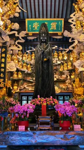 Chùa Long Hoa ( giản thể :龙华寺; phồn thể :龍華寺; bính âm : Lónghuá Sì ; Thượng Hải : Lon-ngu-zy, là một ngôi chùa Phật giáo dành riêng cho Đức Phật Di Lặc ở Thượng Hải . Mặc dù hầu hết các tòa nhà hiện nay có niên đại từ những lần tái thiết sau này, ngôi chùa vẫn bảo tồn thiết kế kiến ​​trúc của một tu viện thời nhà Tống (960–1279) thuộc Thiền tông . Đây là quần thể chùa cổ lớn nhất ở thành phố Thượng Hải. A DI ĐÀ PHẬT #phatphapvobien 
