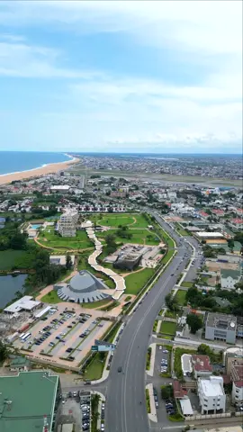 Une autre vue de Cotonou depuis les airs 📍🇧🇯 #benintiktok🇧🇯 #benin🇧🇯 #cotonou229🇧🇯 #momoafrika #dronevideo #droneshot #urbanvibes #novotel 