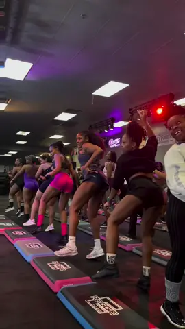 💃🏻 Great Way To Start Your Weekend ✨ burn 🔥 over 400+ calories 🔥 with us & have fun 🤩 #workout 