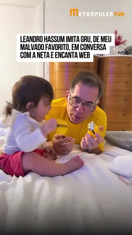 Alerta de #fofura! 🥰 #LeandroHassum, o dublador do Gru, do filme #MeuMalvadoFavorito, compartilhou uma #brincadeira com a neta em que ele conversa com a menina com a voz do personagem. O vídeo logo conquistou os seguidores do ator. Um deles disse que a neta do artista lembrava uma personagem da animação: “Parece a Agnes”. Outro comentou: “Imagine quando ela crescer e ver isso. Que memória maravilhosa!”. #EntretêNews 