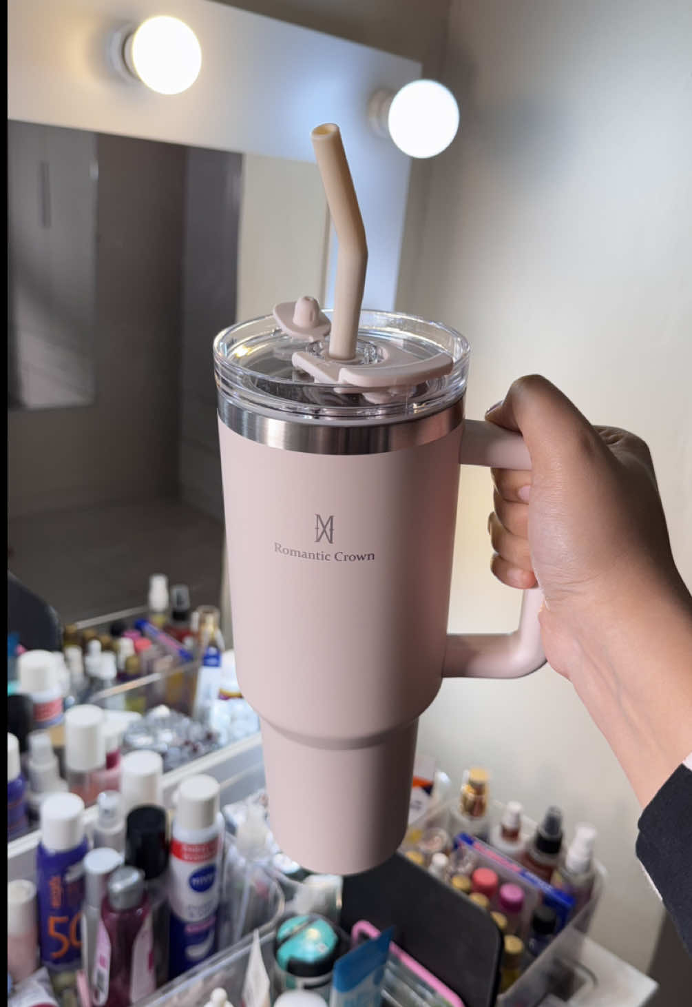 Da um p@U nessas garrafas super caras viu?! Eu amei essa, me entendeu e mantém super a bebida quente e gelada por horasssss!  #garrafatermica #romanticcrown #comprinhasonline #tiktokshop 