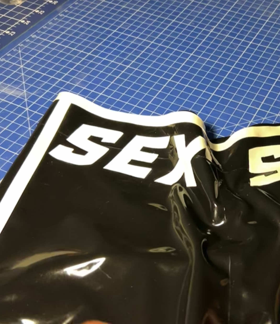 Dla Pani szorty 🩲#hotpants #hotlatex #womensshorts #rubber  #latexfasion #venom #spide #latex #shine #spargle #latexobsesed #lovelatex