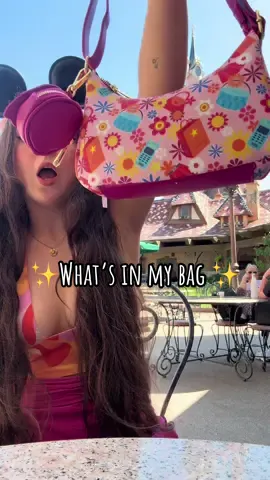 #CapCut et vous dans un petit sac comme ça vous emporterez quoi ?😅🪄🎀✨🫶🏻  #disneylandparis #whatsinmybag 