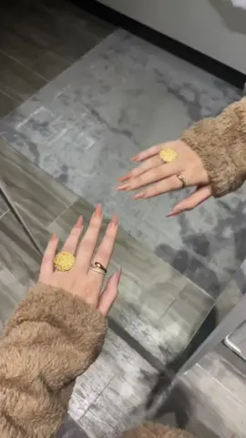 وكأنها لبهائها وحسنها خلقت من الياقوت والمرجان ..🤍