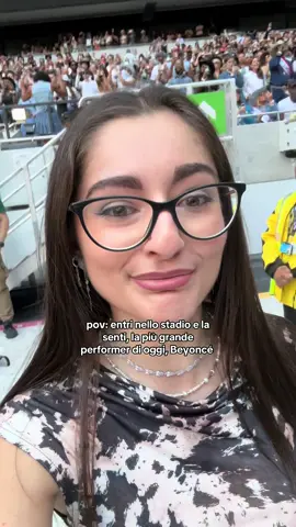 Non potete capire l’emozione, MAI avrei immaginato di poterla sentire dal vivo in un tour così incredibile. Cantando anche io, lei per me rappresenta il top, il tutto. E come immaginavo, lo show di ieri mi ha svoltata e rivoluzionata, è un qualcosa di così surreale ed energico e completo a livello musicale artistico scenografico vocale che neanche ci credi. Una serata che rimarrà per sempre con me❤️ #beyonce #beyoncelondon 