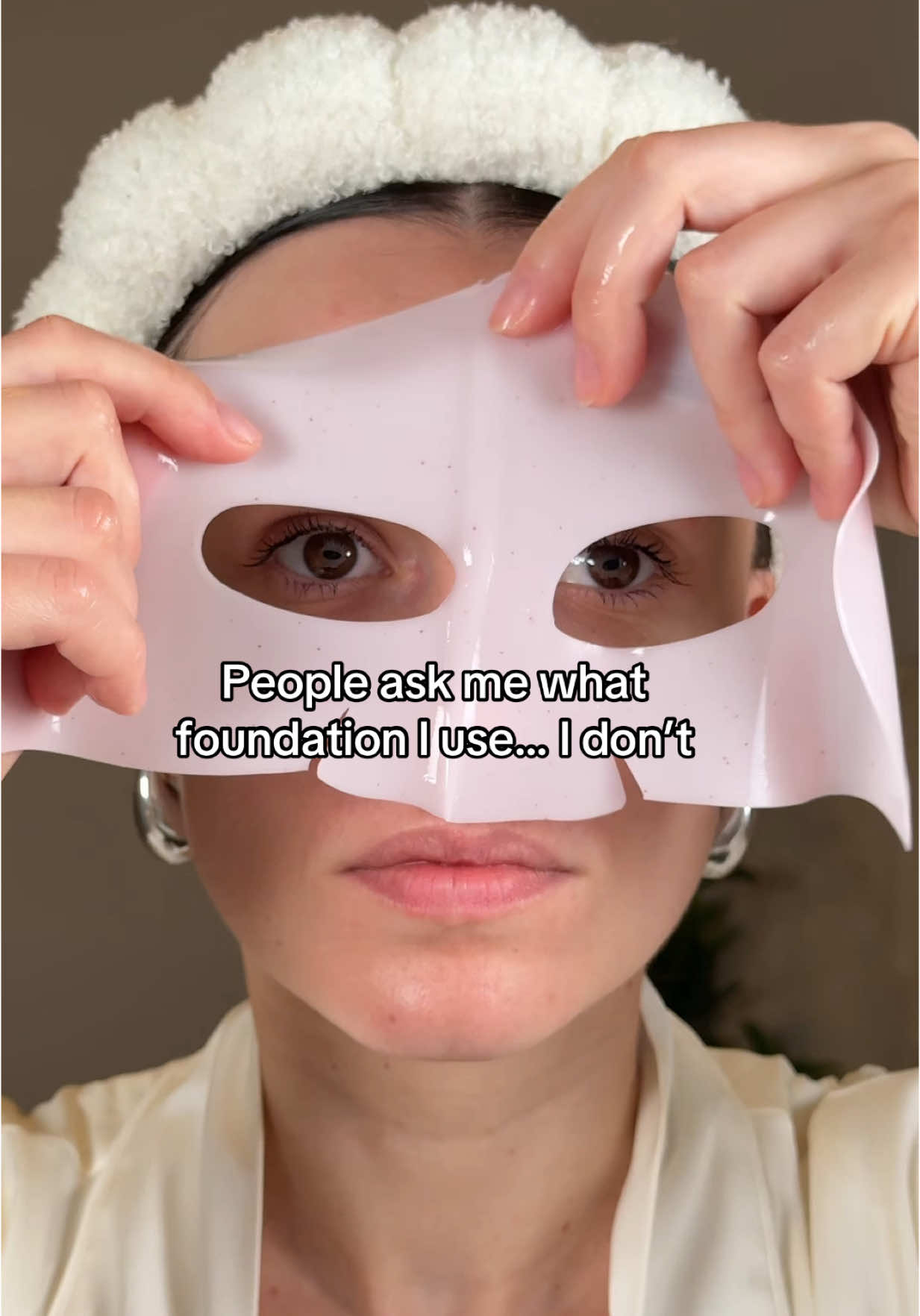 I apply everything all at once. No 60-second waits. No fancy techniques. Just skin that looks alive. That’s it.@Isntree US  #lazyroutine  #kbeautyroutine  #isntree #fastskincare #glassskineffect #realglow #skintrick #stylekorean #skincaretiktok