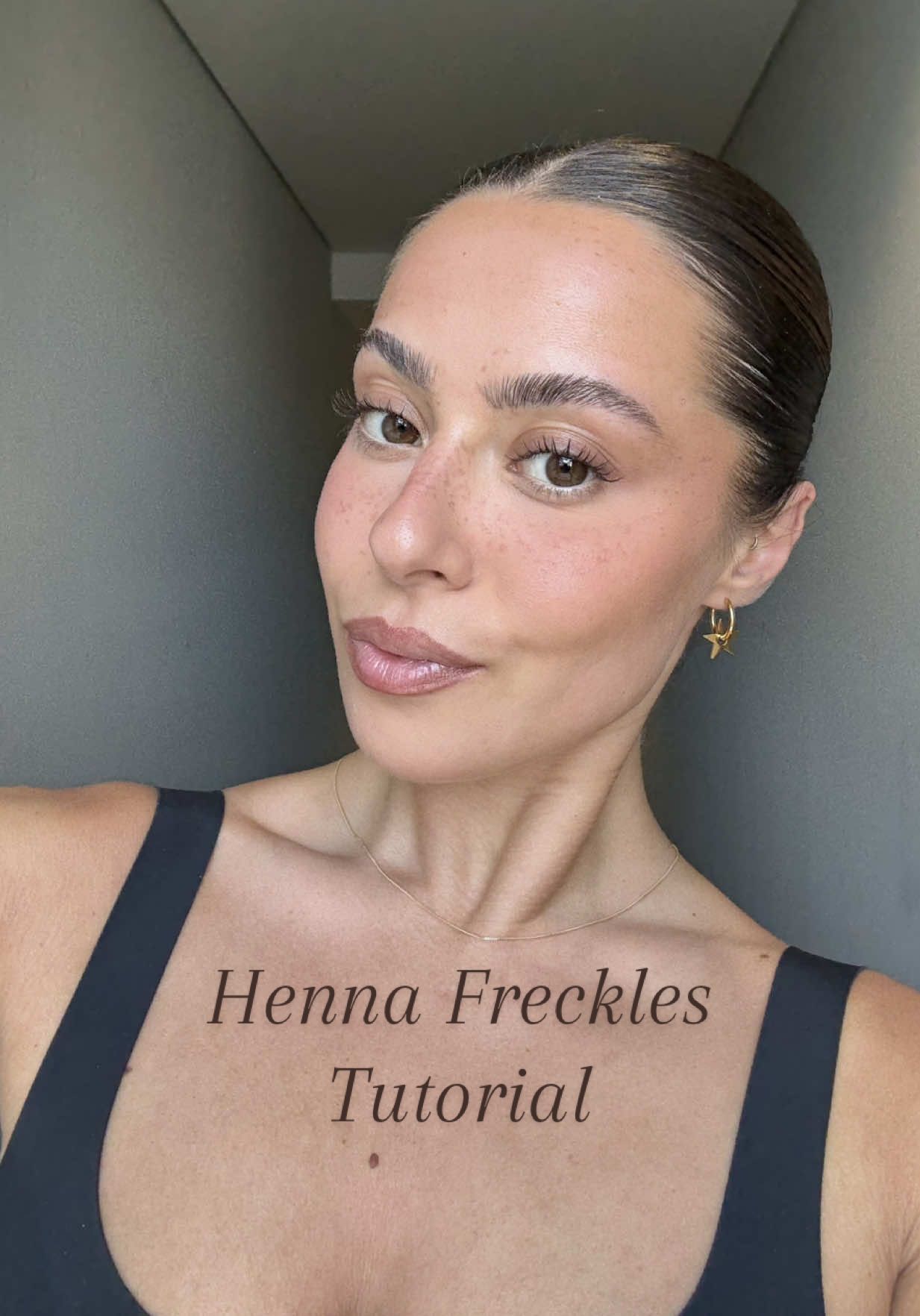 liebe es so ✨✨ ich mache vorher KEINE creme oder sonstiges drauf, weil ich das gefühl habe, dass es so besser wirkt 🫶🏽 #hennafreckles #fauxfreckles #fakefreckles #frecklestutorial #sommersprossen #fyp #CapCut 