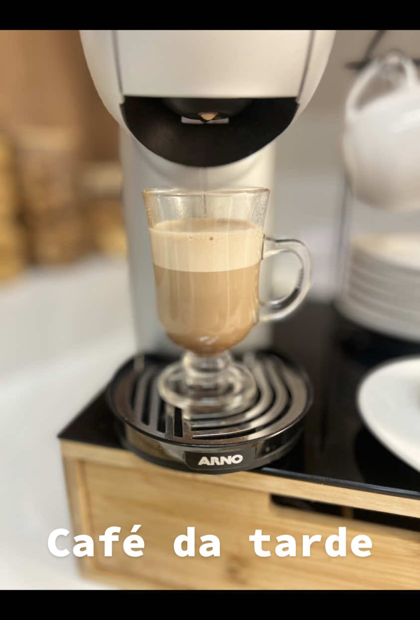 Amooo! Cappuccino e Mocaccino ! Dessa maneira, a diferença principal entre as bebidas é que no Cappucino usa-se uma maior quantidade de leite e uma menor quantidade de chocolate, enquanto no Mocaccino a quantidade de chocolate é o que predomina. Qual vc gosta? Este é o Mocaccino! #dolcegusto #mocaccino #capuccino 
