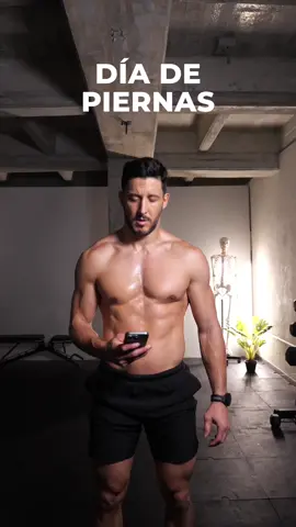 Entrenamiento de piernas 🦵🔥 5 rondas en total: * Zancada fija unilateral * Sentadilla sumo * Estocada lateral * Peso muerto rumano * Zancadas con salto alterno A mis 39 años, sé que mi forma física debería estar declinando. Pero la realidad es otra: estoy más fuerte que a mis 30, con mejor rendimiento, más control y más conciencia corporal. La edad no define tu cuerpo. Es lo que haces cada día lo que define tu edad. No se trata de luchar contra el tiempo. Se trata de usarlo a tu favor. #legsday #fuertesinlesiones #entrenamientofuncional 