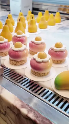 🗽 Nos fuimos a Salswee Manhattan y quedamos ¡enamoradas de estos postres hiperrealistas! 😍🍄🍰 📍: 180 5th Ave, New York, NY 10010 Te recomiendo llegar antes de las 2 p. m. para evitar filas. ¡Todo estaba delicioso! ☕✨ ¿Cuál me recomiendan probar después? 🍓 #nyceats #salswee #nycbakery #realisticdesserts #thingstodoinnyc #dessertlovers   #Foodie #manhattaneats #matchalatte #bakerytok #newyorkfoodie #FoodTok   #hyperrealisticfood #nycvlog #postresbonitos #latinascreadoras #nyctiktok 