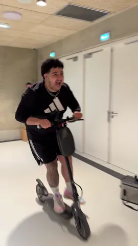 En roues libres les gars 😂🛴 @ParisBasketball  #adidasarena #basketball #sportstiktok 