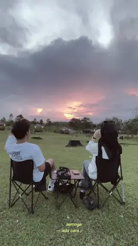 Setiap sudut alam selalu punya cerita, dan kursi lipat sederhana ini jadi saksi bisu kebersamaan kita. Di bawah langit luas, di atas rumput hijau @bukitkebo , kita duduk santai sambil menatap senja perlahan turun. Tak butuh kemewahan, cukup kursi lipat, canda, dan mereka yang kita sayang. Karena yang sederhana kadang justru yang paling kita rindukan. Semoga ada cara agar momen ini tak cepat berlalu, dan kita bisa terus bersama menikmati alam, kapan pun dan di mana pun. #kursilipat #kursilipatbalikpapan #sewakursilipat #balikpapan #bukitkebo #bukitkebobalikpapan #balikpapancity #balikpapantiktok   #kursilipatoutdoor #kursilipatspeeds #kursilipatcamping 