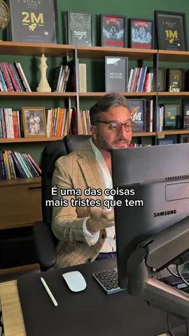 Eu te desafio a postar um conteúdo de verdade. Sem copiar o que seu social media te disse. Sem ficar em cima do muro. Com a sua opinião. Com a sua vivência. Com aquilo que você realmente acredita. Porque quem tem medo de se posicionar… acaba invisível. Seu conteúdo não precisa agradar todo mundo. Ele precisa conectar com as pessoas certas. E sabe o que atrai seguidores fiéis, clientes certos e respeito no digital? Autenticidade com coragem. Então aqui vai o convite: Posta hoje algo que tem a sua essência. Sua visão. Seu nome. E se topar o desafio, comenta aqui: “Desafio” e não deixe de me marcar! #tribo #padrinho #marketing #marketingdeinfluencia #marketingdeconteudo