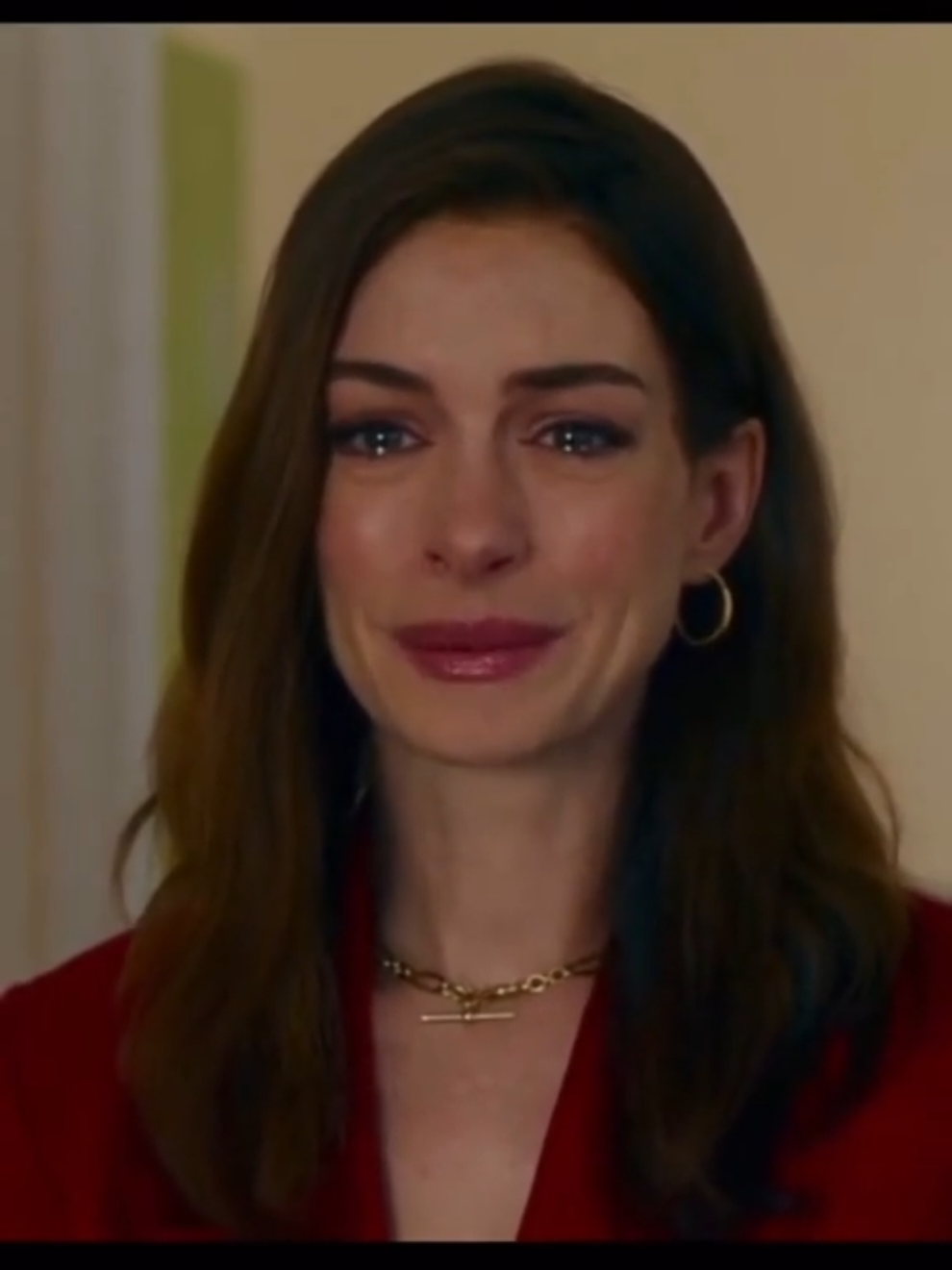 E essa cena... 🥹💕 🎬 Filme: Uma Ideia de Você - Prime Video  Solène, uma mãe solteira de 40 anos embarca em um romance inesperado com Hayes Campbell, o vocalista de 24 anos da August Moon, a boy band mais popular do planeta. Para Solène, é um resgate de si mesma e uma redescoberta da felicidade e do amor, mas quando o romance se torna alvo de fãs enlouquecidas e da mídia insaciável, ela descobre que namorar um ídolo adolescente é muito mais complicado do que jamais imaginou. #primevideo #umaideiadevoce #filme #romance #prime 