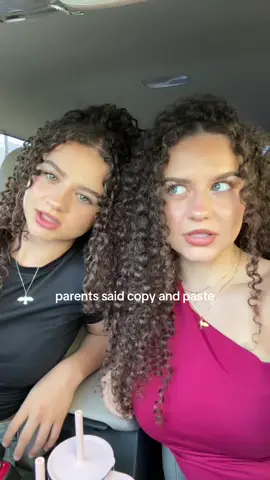 CLOCK IT @lindsey #sisters #twins #blueeyes #greeneyes #curls 