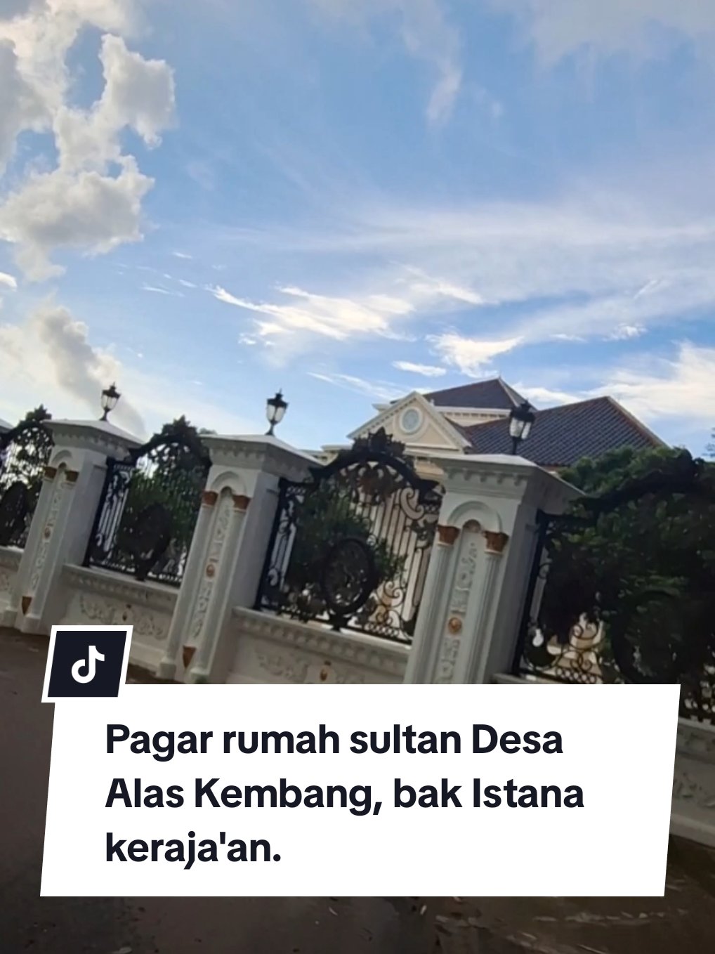 Pagar sultan berupa tembok besar dan tinggi, mirip benteng pertahanan kekaisaran konstantinopel. ini lokasinya berada di Desa Alas Kembang, Burneh, Bangkalan. #1jutaviewers #1jutafollower #bangkalanviral #indonesia🇮🇩 #maduraviral #tiktokviral #videoviral #fyp #foryoupage #viral #maduraviral #rumahsultan #pagaristana #pagarmewah #pagarsultan 