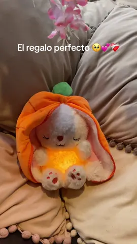 💕¿A quién se lo regalarías? #peluchequerespira #peluchemusical #peluches #regalosnovia 😴Para esas noches en las que extrañas a alguien, cuando el estrés no te deja dormir o simplemente quieres sentir un poco de calma... Este peluche que respira es la solución.  Suaves latidos y un ritmo de respiración relajante que te harán sentir como si alguien estuviera a tu lado.