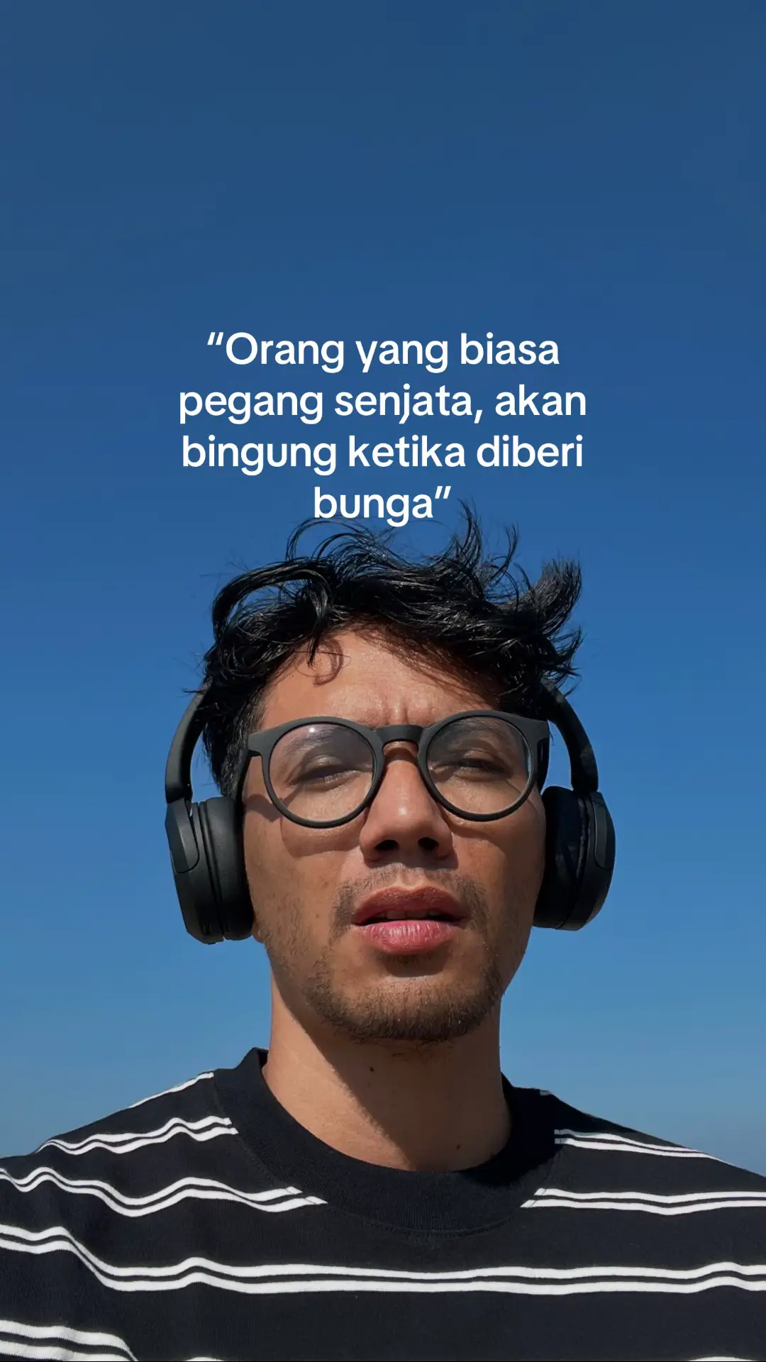 Saya tumbuh dalam lingkungan yang ‘bising’. Dulu saya percaya bahwa setiap perbedaan berarti harus memutuskan hubungan dengan orang lain. Hingga satu hubungan mengajarkan saya bahwa perpisahan tidak selalu berarti akhir dari sebuah hubungan, dan itu juga tidak menjadikan seseorang sebagai musuh. Setiap akhir dari sebuah hubungan layak mendapat perpisahan yang baik. Dan terima kasih sudah masih baik ke saya. Terima kasih untuk semua yang banyak memberi saya bunga untum saya meletakkan senjata. The fight is over 