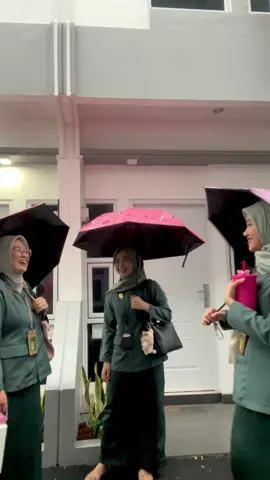 lucu banget sih pada ikutan pake payung🙂🌧️🤏🏻 #fyp 