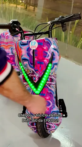 🔥 CHEGOU O TRICICLO ELÉTRICO DRIFT 360 (Até 120 KG). Diversão, estilo e adrenalina sobre três rodas! O Triciclo Elétrico Drift 360 da Epkids vai transformar seus dias com manobras radicais, LEDs coloridos e som via Bluetooth para você pilotar ouvindo suas músicas favoritas. Destaques que fazem a diferença: • Motor 250W + bateria de lítio 36V • 3 níveis de velocidade (até 20 km/h) • Alto-falante integrado via Bluetooth • Sistema de partida com chave • Rodas traseiras com LED • Suporta até 120 kg – ideal para crianças e adultos • Recarga rápida: de 2 a 4 horas • Cores disponíveis: Preto, Fire e Rosa Disponível na Loja Epkids!!! 🛒 Av. Marechal Floriano Peixoto, 2610 - Curitiba - PR (41) 9 9902-1742 Leve sua diversão para outro nível! Garanta o seu agora e viva essa experiência única com o Drift 360! 👉 Marque quem vai pilotar com você #TricicloEletrico #Drift360 #TricicloDrift #TricicloEletricoDrift #TricicloParaCrianças #TricicloParaAdultos #EpkidsCuritiba #LojaEpkids #Epkids #TecnologiaSobreRodas #BrinquedosRadicais #TricicloLED #DriftTrike #MobilidadeDivertida #PresentePerfeito #Drift360 #CuritibaPR #EsporteRadicalInfantil