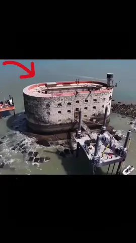 Penjara paling bebas di dunia — pintunya terbuka, tapi tak ada yang berani kabur. Lautan luas dan hiu jadi penjaganya. Berani coba? 🌊🦈  Cred: @principle888  #FortBoyard #PenjaraUnik #SejarahMisterius #WisataEkstrem #PenjaraLaut #FaktaUnik 