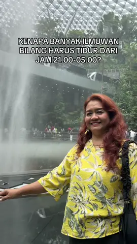 Tidur cukup bantu tubuh detoks alami & jaga daya tahan. 📌 1. Jam 21.00–23.00: Sistem limfatik mulai bersih-bersih Ini saat tubuh mulai siapkan diri untuk detoks. Kalau masih terjaga, prosesnya bisa terganggu. Tidur lebih awal bantu kerja sistem imun & antiinflamasi alami. 📌 2. Jam 23.00–03.00: Liver dan kantong empedu aktif detoks Liver menyaring racun & memecah limbah tubuh. Kalau kamu sering terbangun di jam ini, bisa jadi livermu kelelahan. Kurangi makanan tinggi lemak & alkohol sebelum tidur. 📌 3. Jam 03.00–05.00: Paru-paru bersihkan lendir & racun Waktu ini penting untuk bantu tubuh bersih dari sisa metabolisme. Biasanya kita mulai terbangun alami karena oksigenasi meningkat. 💡 Yuk, bantu tubuh detoks alami dengan tidur cukup & pola makan sehat. Share ke teman-teman yang sering begadang atau susah tidur! Referensi: Alodokter: https://www.alodokter.com/pentingnya-tidur-cukup-untuk-kesehatan Halodoc: https://www.halodoc.com/artikel/waktu-tidur-yang-tepat-untuk-kesehatan 