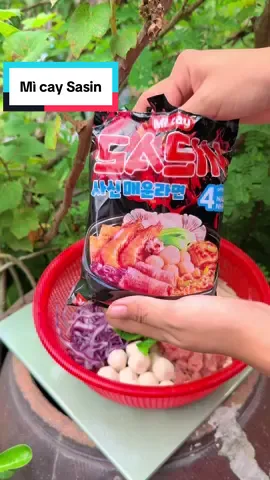 Mì cay dạng gói nhưng nước mì chuẩn vị quán luôn nha. Nên thử 1 lần để so sánh với những loại khác nha mấy bà #micay #micaysasin #mebimreview #nganngan_2hand #xuhuong 