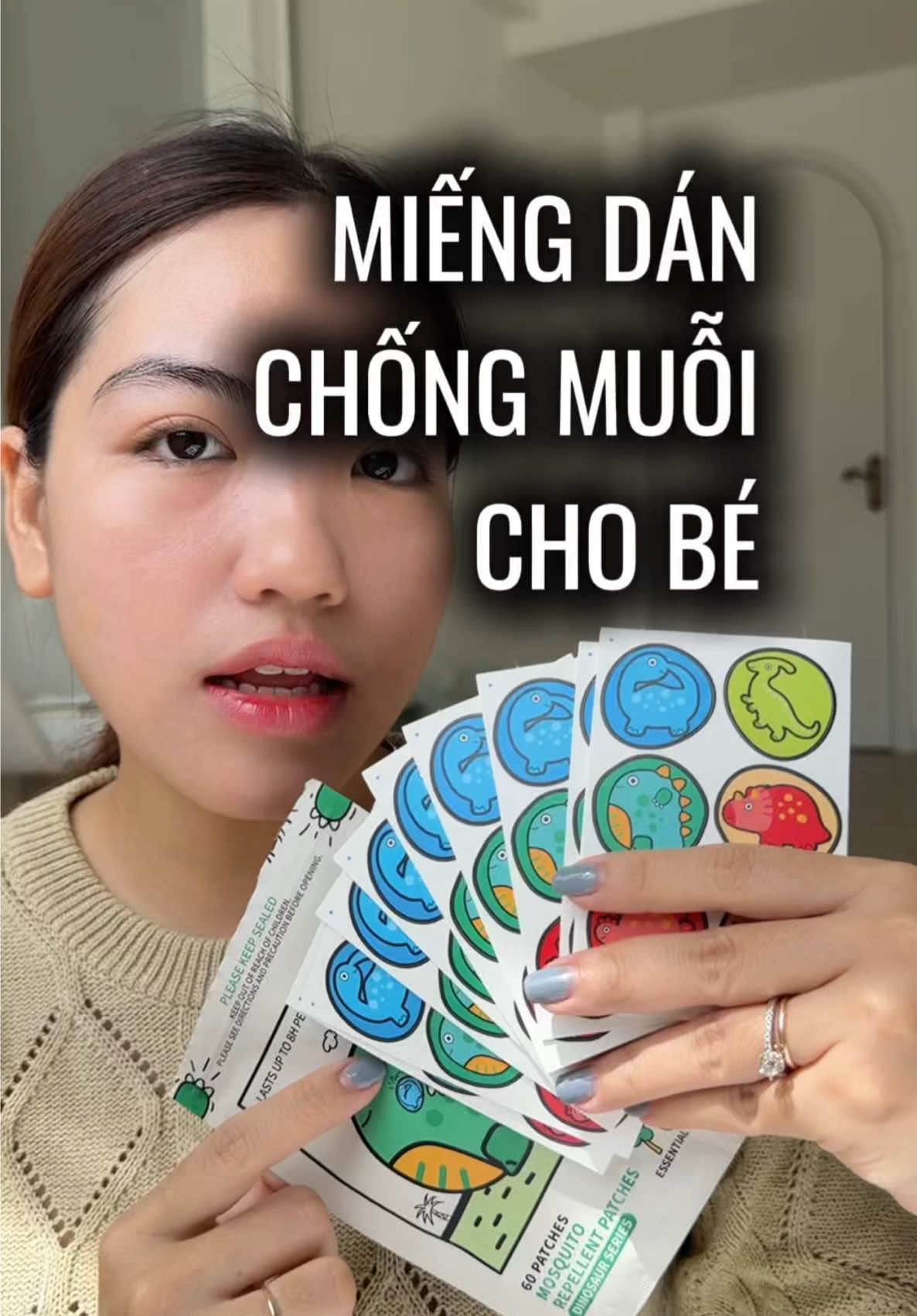 Lên rừng xuống biển dẫn con theo là phải thủ sẵn 1 gói trong túi nha các mom ơi 🏖️🌴 #miengdanchongmuoi 