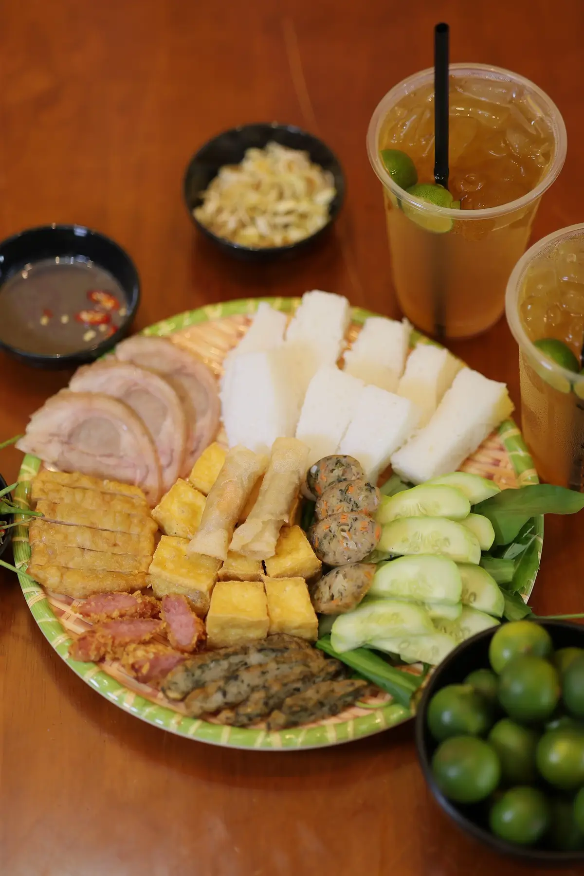 Bún đậu mắm tôm Hàng Khay mang đậm chất Hà Nội với mắm tôm ba làng Thanh Hoá, chả cốm Ước Lễ, chả cua Nhà làm, đậu Mơ. Mời mọi người ghé thưởng thức hứa sẽ không làm mọi người thất vọng ạ ♥️♥️