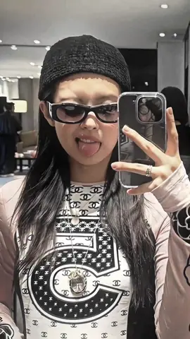 momy blink😏🤏🏻 #jennie #jenniekim #jennierubyjane #jenniekim링크 #jennieblackpink #blink #blackpink #preset #fypage 