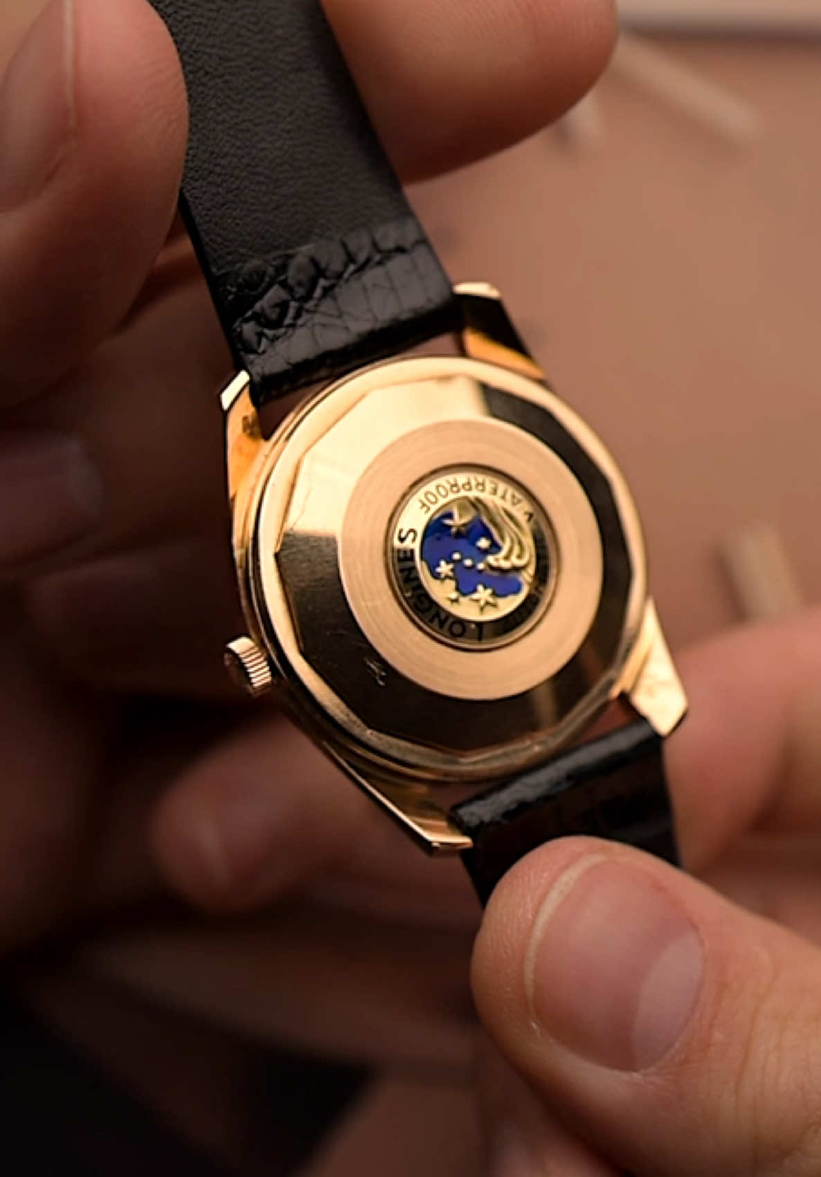 Longines in the 60s… So much vintage bang for buck!! This beauty is a solid rose gold model from Longines‘ top-of-the-range Conquest series launched in 1954. Only the brand logo, model name and Swiss made notation are printed on the dial. The rest of the watch is without color and designed with a three dimensional, yes you could almost say like a turntable in rose gold modeling. The back of the watch is decorated with an enameled finish that shows the exceptional attention to detail in the modeling, even in places that are not visible. All in all a fantastic dress watch! CASE: - 3-body 18k rose gold case with screw down case back excellent condition, showing minor trace of use  - 34,5 mm (without crown) / 41 mm (lug-to-lug) / 18 mm (between lugs) - Year: 1960s - Reference: 9045 / 8 MOVEMENT: - Longines Automatic Caliber 291 - 24 jewels, 19800 A/h, 45 hours power reserve It hits our website upcoming Thursday! #longines #bangforbuck #watches #vintagewatch #1960s 