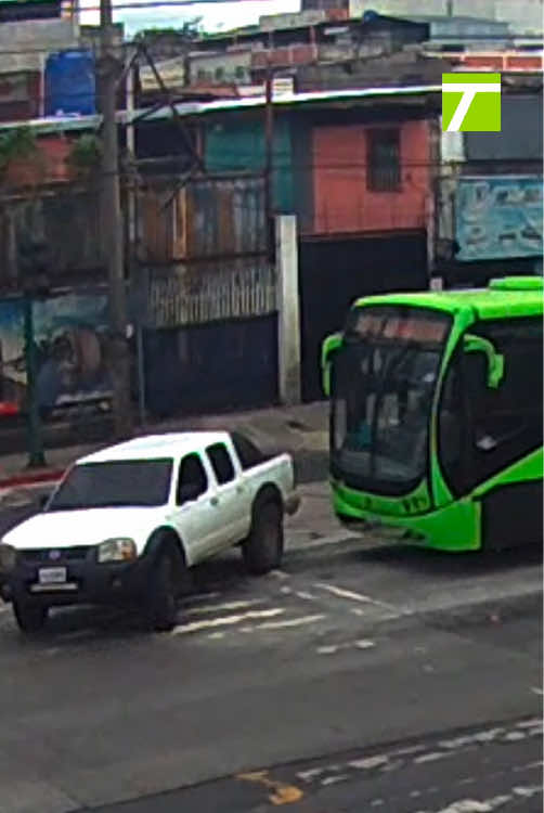 ¡No pongas en riesgo tu vida! Respeta el carril del Transmetro. #Guatemala #MuniGuate #MeVoyEnTransmetro #RespetaLaVía #Urgente #Peligro #Accidente #Velocidad #Tendencia @PMTMuniGuate @MuniGuate 