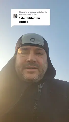 Ca răspuns pentru @user4617732153277  În sens general, un soldat este un militar, membru al unei armate, care nu are subordonați. Este un element de bază în structura militară, iar pregătirea lui are un rol important în eficiența forțelor armate. În ierarhia militară, șeful său imediat este caporalul.
