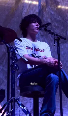 #TheRose @official.therose  Soundcheck en Londres y @WOOSUNG nos regala esta joyita. Siempre he celebrado cada cover que ha hecho y por supuesto ”Sign of the Times de Harry Styles no es la excepción. Esa voz rasgada de Woosung es tan 😍 📍 Londres @The O2  🎥©️ bb5ws  #TheRose #더로즈 #Woosung #Dojoon #Hajoon #Taegyeom #OnceUponaWrld #WRLD #OnceUponaWrldtour #london #theo2london #BlackRoses #WeGoAsOne #WEROSEYOU  @박도준 @이하준 @gud0011 