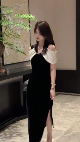 “ Tóc ngang lưng, vừa chừng em bới Để chi dài, bối rối lòng anh 🥰  “#fashion #thoitrang #outfitideas 