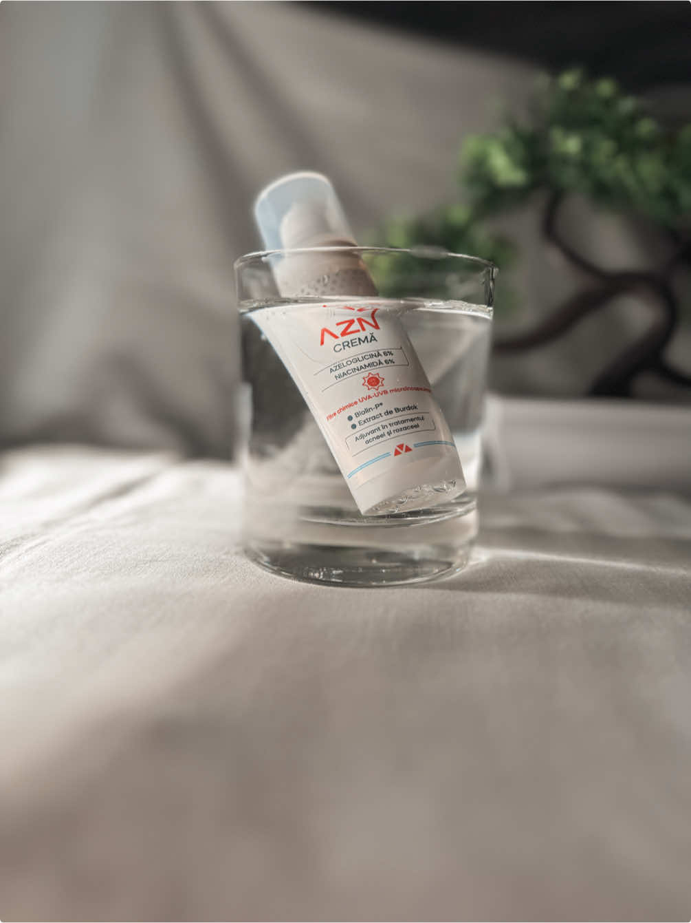 Spune adio imperfecțiunilor! 🤍       AZN este o cremă foarte bine tolerată, indicată tenului gras, sensibil, predispus la acnee, rozacee sau pete pigmentare.       Conține o asociere unică de ingrediente active:  ✨Azeloglicina 6% - are acțiune antibacteriană, antiinflamatoare și de pigmentată. ✨Niacinamida 6% - reduce seboreea, numărul de coșuri inflamate și petele pigmentare. ✨Tulpina prebiotica brevetată Biolin-P - reechilibrează microbiomul cutanat și reduce iritațiile.       Pe mine m-a ajutat foarte mult și datorită acestei creme tenul meu este foarte curat!🤍      Tenul tău se confruntă cu imperfecțiuni? . . . #kurak #azn #skincare #skincaretips #skincareroutine #skincareaddict #skincarelover #skincarehacks #BeautyTok #beauty #beautyhacks #niacinamide #routine #clearskin #treanding #videoviral #videos #viralvideos #viralditiktok #fpy #fpyシ #fpyツ #Summer #june 