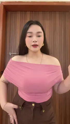 Ang ganda kasi!!🥹❤️ #asymmetricaltop #OOTD #titaoutfit #offshouldertop #top #outfitideas #midsize #chubby #classystyle #casualoutfits 