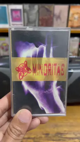 Minoritas (1996) Album ini adalah album kelima SLANK yang berisi 10 lagu dengan formasi Bimbim SLANK Sidharta (Drum), Pay SLANK (Gitar), Bongky ‘Bong SLANK (Bass), Kaka J SLANK (vocal), dan Indra Q SLANK (Keyboard) dan diedarkan dalam bentuk : Kaset dan Compact Disc (CD) dibawah naungan PISS Record dan dibantu oleh Program/Virgo Rec dalam proses pendistribusiannya. Kesepuluh lagu dari album ini direkam, di-mixing, dan mastering oleh Indra Q dkk di IQ Kamar Musik, sementara sound engineer-nya adalah Teddy Riady. Hits single untuk album ini adalah lagu Bang-Bang Tut & Kalau Kau Ingin Jadi Pacarku. SLANKfact: -Album ini adalah album terakhir SLANK Formasi 13 dimana setelah album ini, SLANK hanya menyisakan 2 personil saja yakni Kaka dan Bimbim. – Dikatakan oleh Kaka, meski pembuatan album ini terkesan terseok-seok karena personil SLANK mulai sibuk dengan urusannya masing-masing, tapi entah kenapa lagu-lagu di album ini bagus-bagus. – Keunikan yang terdapat di album ini adalah teks lirik yang tertempel di cover-nya yang ditulis terbalik. Jadi dibutuhkan sebuah cermin untuk membaca lirik lagu di album Minoritas ini. – Video klip lagu Bang-Bang Tut yang jadi hits single di album kelima SLANK ini mendapatkan Penghargaan sebagai Video Klip Terbaik dari VMI (Vide Musik Indonesia) Tahun 1995/1996. sumber: slank.com #kaset #kasetpita #kasetpitalawas #lagujadul #lagulawas #slank #slankers #minoritas #tapepolytron #vintage 