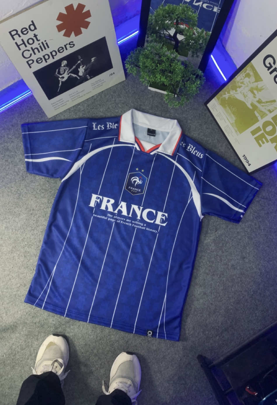 Dengan desain simpel dan warna yang kalem banget, kalian bisa dapetin jersey sebagus ini cuma 80 ribuan aja 🤩 Cek keranjang kuning guys✨ #jersey #france #france🇫🇷 #francis #vintage #fantasy #fashion #fyp #fypppppppppppppp 