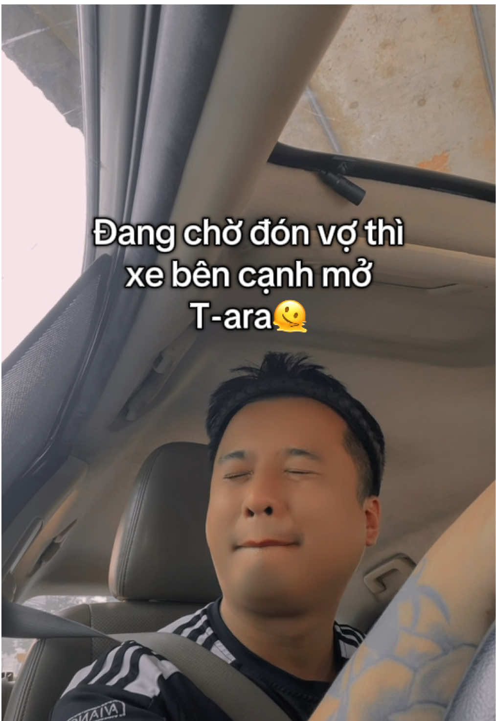 Đang chờ đón vợ thì xe bên cạnh mở T-ara 🫠#xuhuong2025 #tiktokvn #fyp #tiktokgiaitri #ilovetiktok #vtvcab #kpop #gen2 #tara 